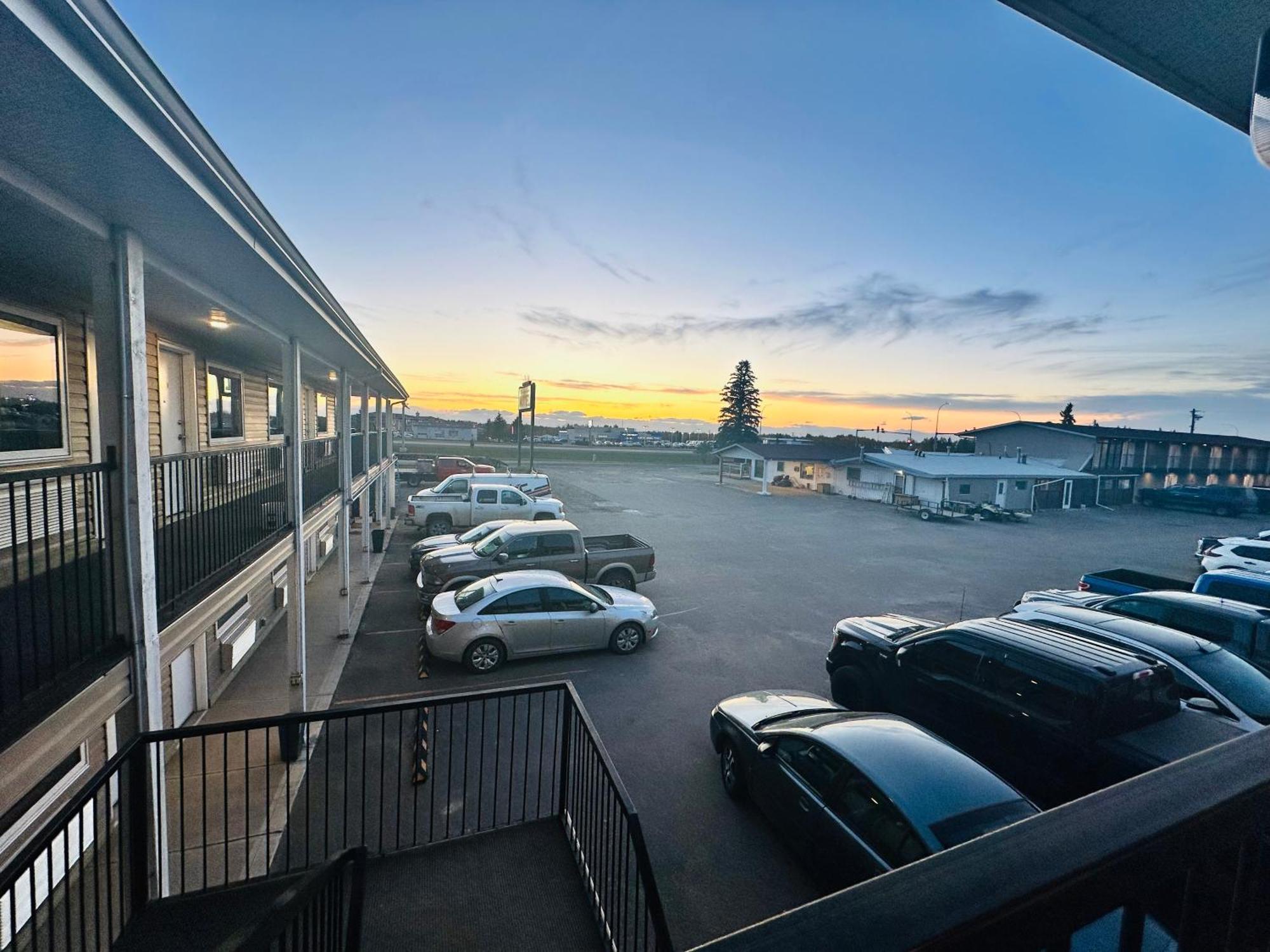 Voyageur Motel Rocky Mountain House Exterior foto
